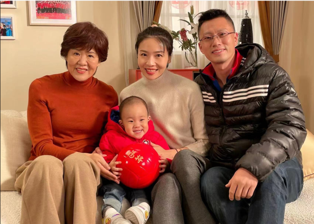 女排三代郎平与魏秋月袁灵犀一家团聚1岁小孙子抱福将排球萌翻