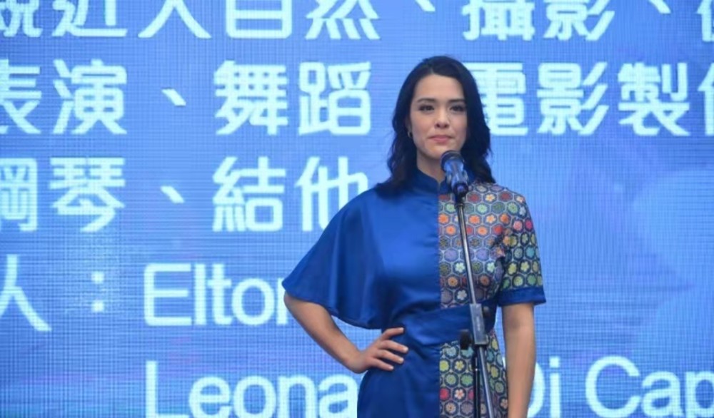 已杀入华姐八强！钟丽缇大女儿为总决赛秘密备战，自弹自唱争冠军