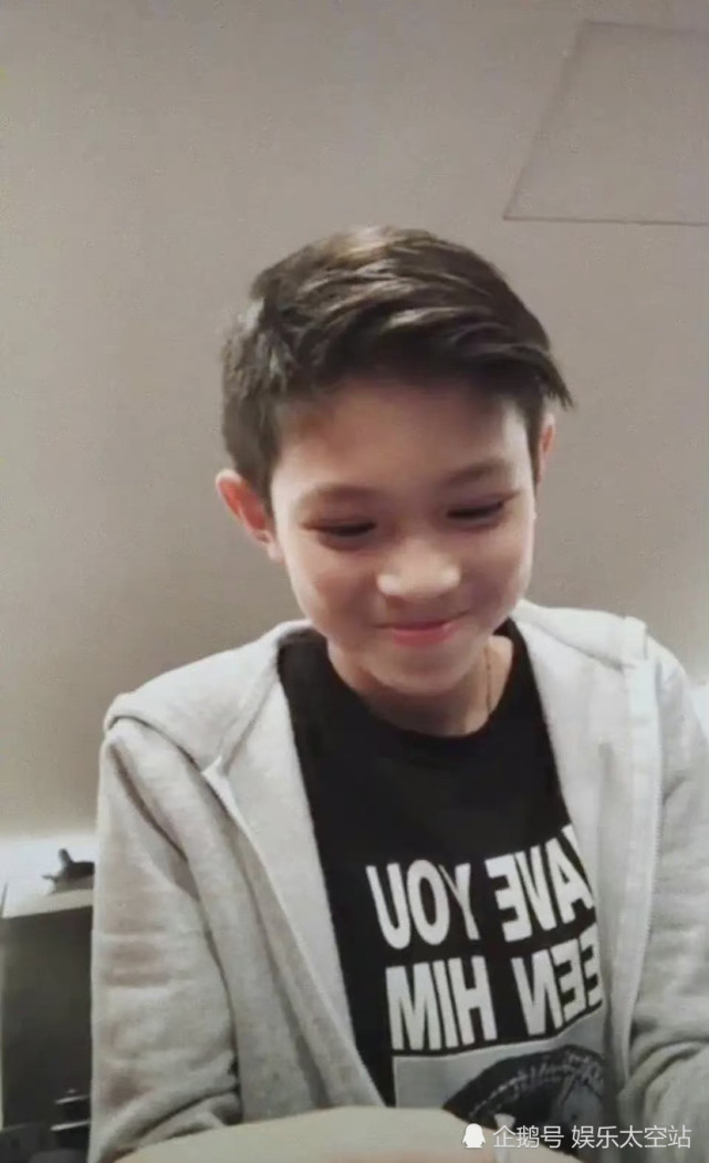 然而近年不知道是不是出于保护的目的,张慕童常常戴着口罩示人,鲜少