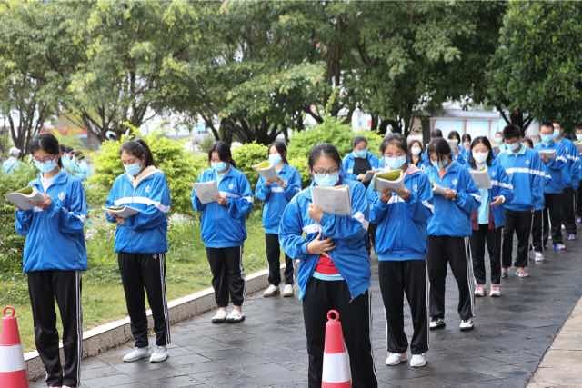 (中国日报记者 武晓慧 摄)瑞丽市第一民族中学,高三学生接受核酸检测