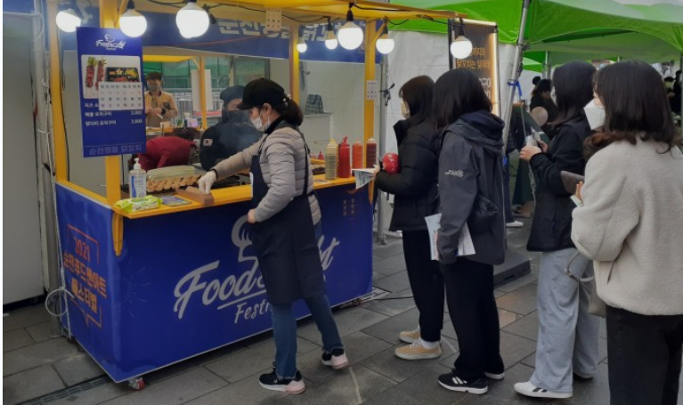 这家卖日式鸡蛋芝士卷的摊位深受女孩们的欢迎,小编决定排队试试━(*