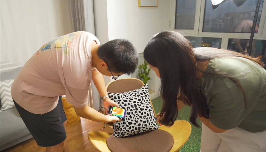 针孔摄像头无孔不入（怎么做才能防止被偷窥偷拍？）