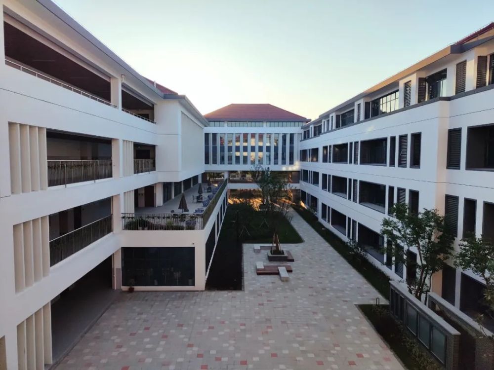 近年来,黄埭镇不断加大教育投入,启动春申中学操场改造工程,不断提高