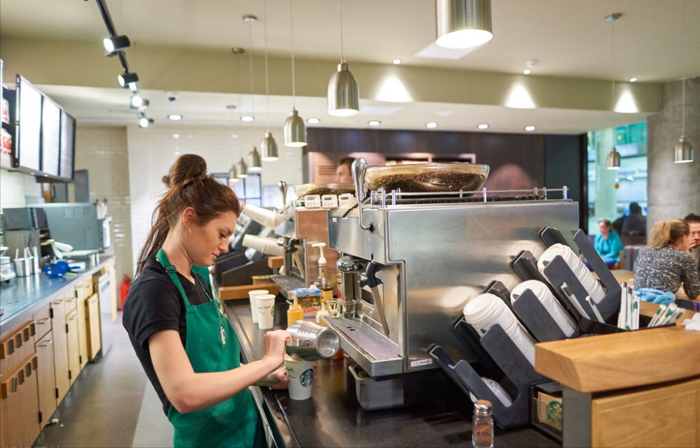 星巴克4万员工集体涨薪,为何外企喜欢8小时,而国内却流行996?