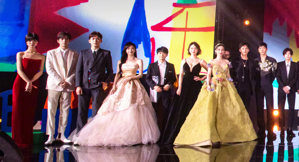 芭莎慈善夜大合照61岁的惠英红站c位杨幂地位高宋茜被p上去了