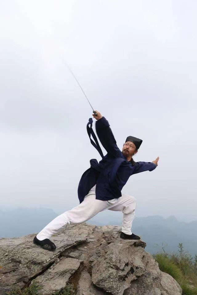 武当道长飞身跃下15米高山,全程无任何安全防护,你怎么看?