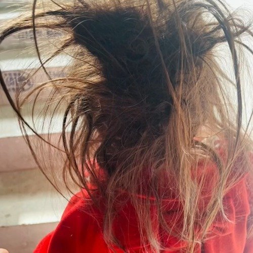 南京一对父女14天隔离结束回家,女孩头发已经炸毛,不愧是爸爸带出来的