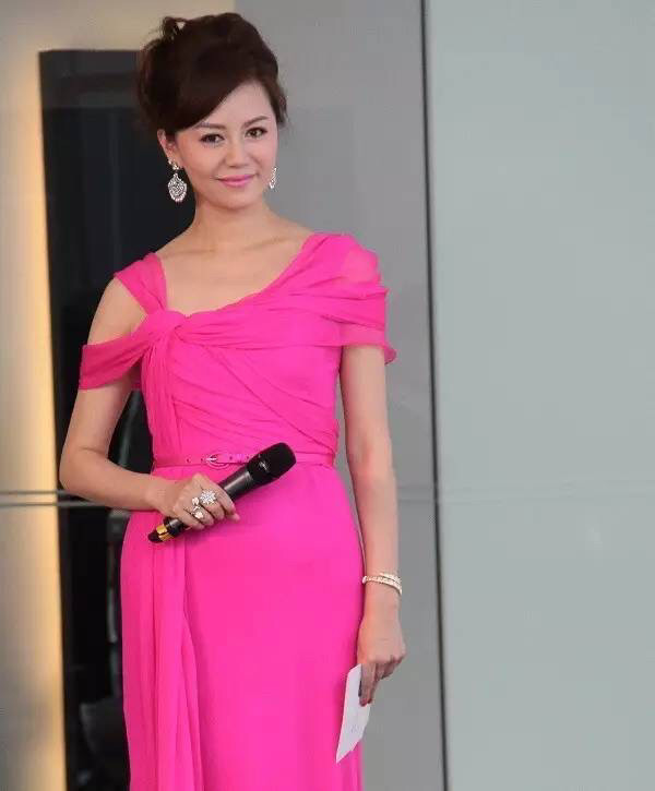 王优嘉,上海人,毕业于上海戏剧学院,和上海娱乐主持人朱桢是同班同族.