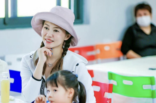 朱桢的大学同学,和周瑾一起出道,因节目中舞裙被踩落走红