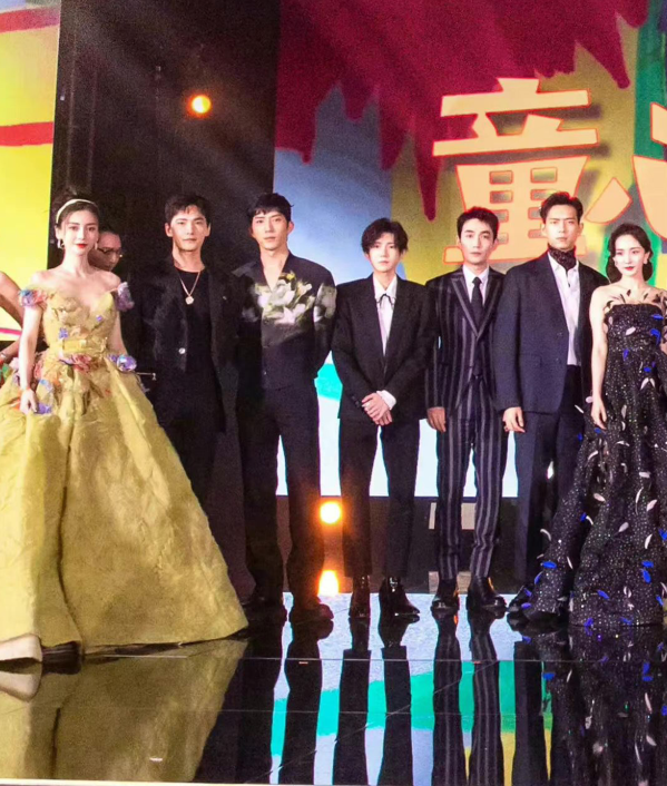 芭莎夜内场看点十足杨幂跟三位帅哥同框宋茜大合影站最边上