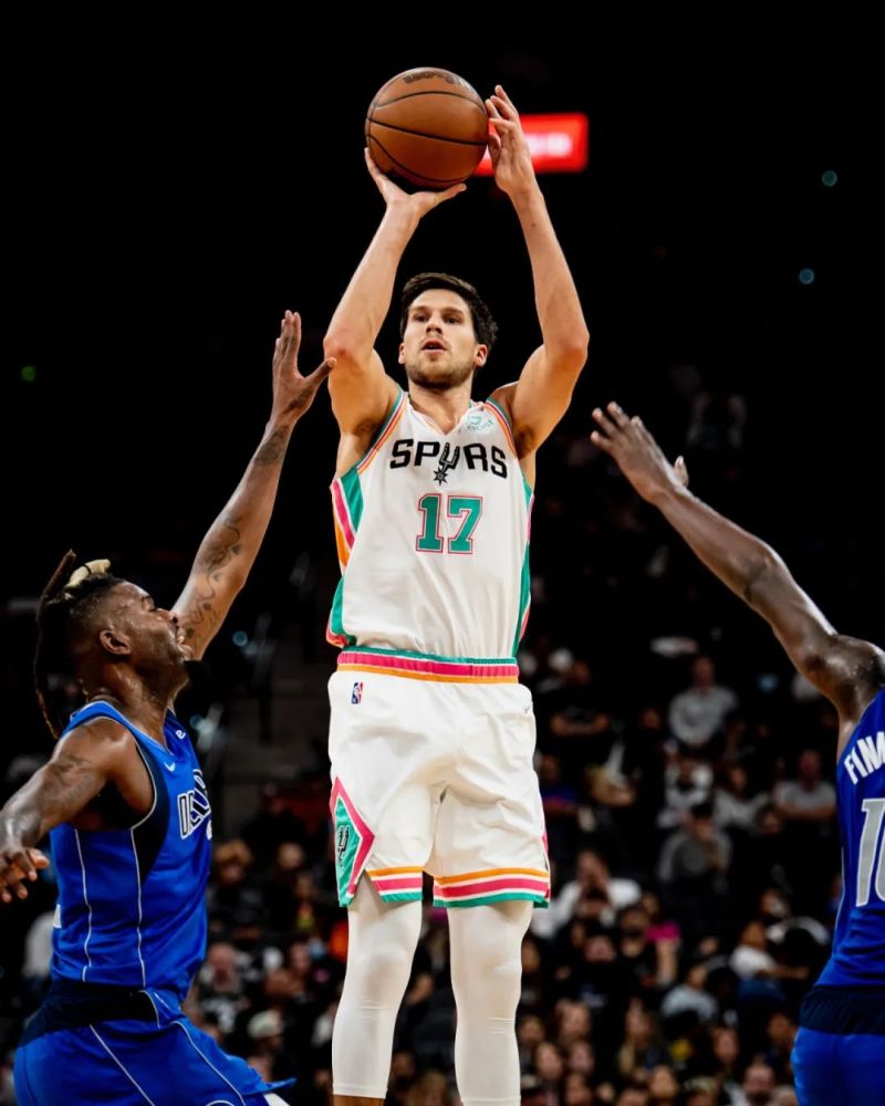 随后东契奇内外开花连得5分,布洛克和弗朗克·尼利基纳