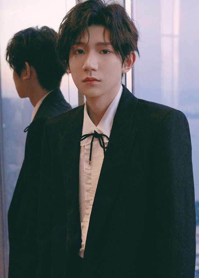 王源黑白look芭莎大片帅气无敌 卷发小王子五官精致超能打