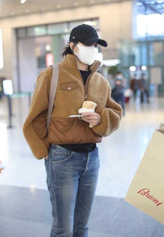 宋佳穿搭才是中年女人该学的,羊羔绒卫衣配牛仔裤,保暖洋气