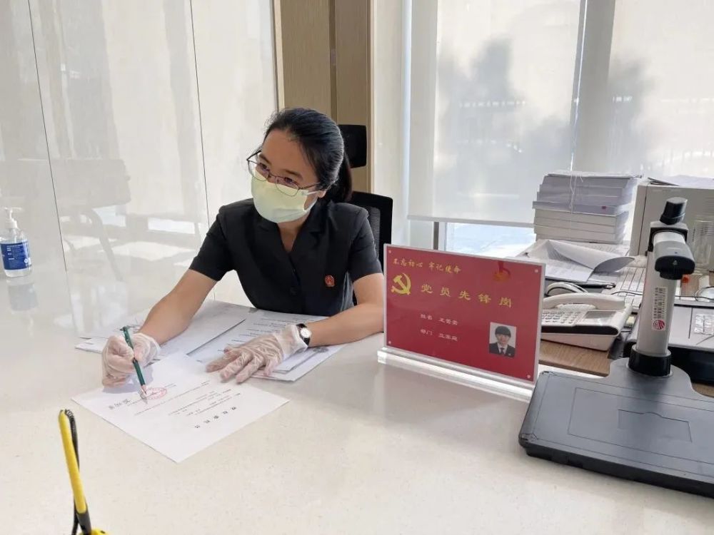 王蕾蕾法官向当事人解答问题前不久,一位当事人因相邻权问题来到