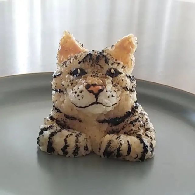 他把饭团做成了可爱的小动物,太萌了,网友:怎么忍心吃掉它?