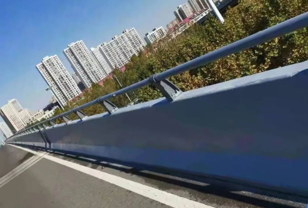 中华大街高架桥联盟路南高基路段两侧护栏安装完工