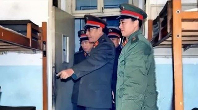 黄达宣快步走到他身边问道:"你怎么回事,怎么又回去了?