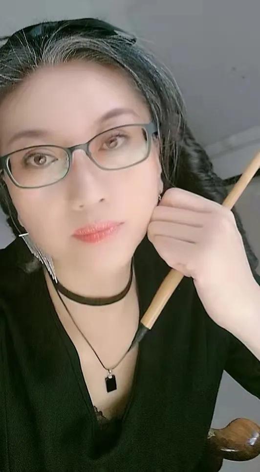 女画家马越中西文化融合当代时尚国画盛世荷花