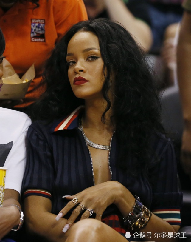 詹姆斯带领湖人夺冠之后,蕾哈娜晒出一段视频祝贺偶像詹姆斯夺冠.