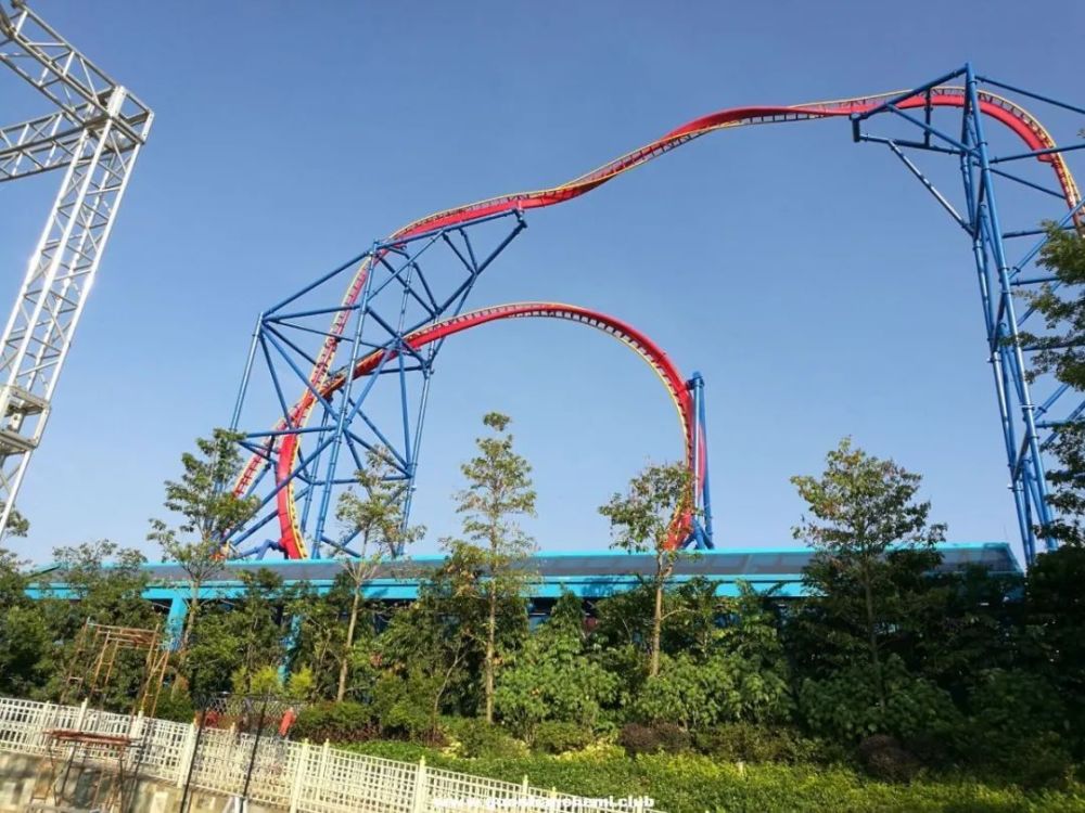 广州长隆翻滚过山车过山车心理学过山车风靡世界,很多游乐场的过山车