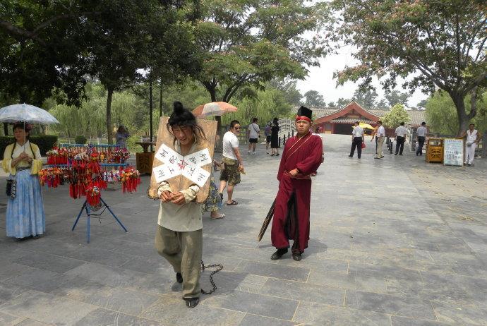 往返数千里押送流放囚犯,路途遥远枯燥,为何衙役会争着去?