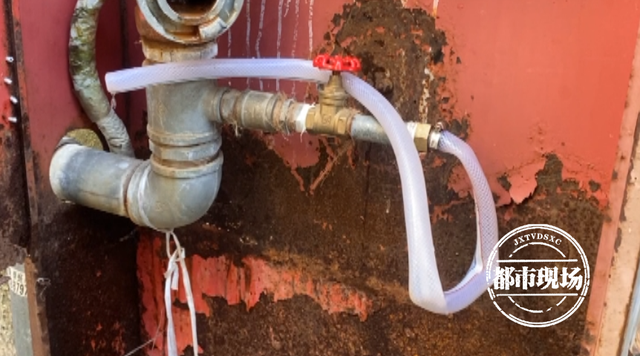 消火栓里的水也要薅?有人用"救命水"洗锅,南昌市民:很心痛