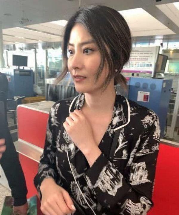 陈慧琳晒健身照穿吊带紧身衣没肚腩48岁还一点不显老