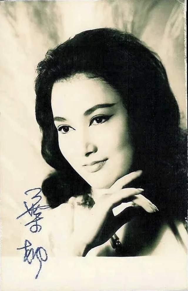 她身材高挑,形象豔麗,1957年開始拍戲,出演《四千金》令人耳目一新.