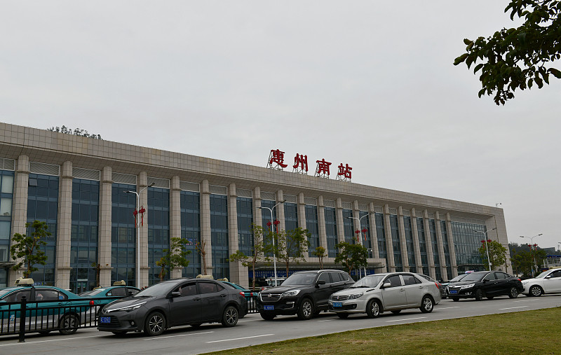 逃离三亚来该市,东北大妈也没托住房价,房企降价受罚;网友:抄底