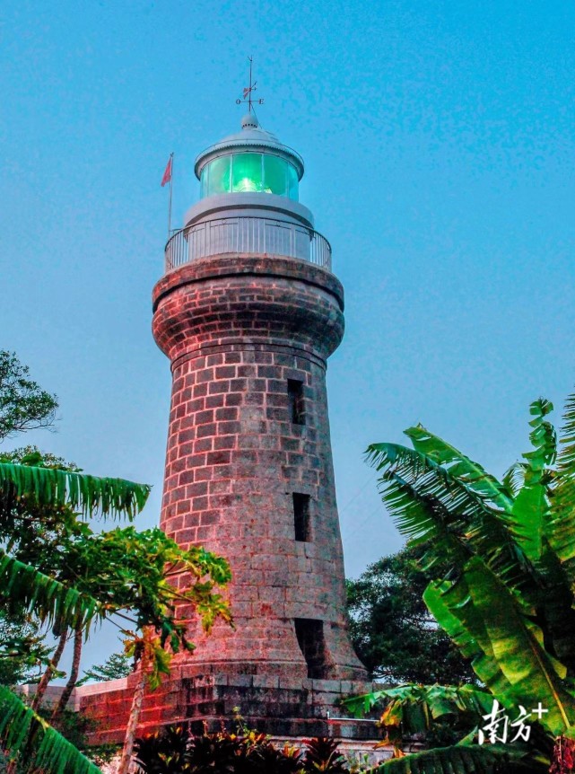 为世界仅存两座水晶磨镜灯塔之一硇洲灯塔用光芒唤醒海岛