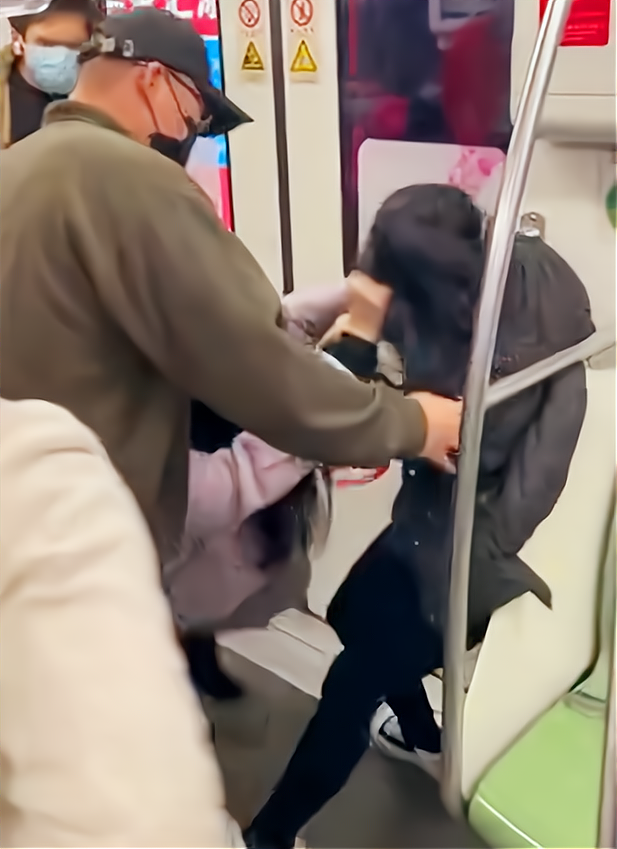 上海地铁二女打架粉衣女狂扇对方耳光我怀孕了你居然敢还手
