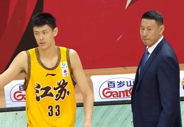 江苏男篮 4分钟砍6＋2！CBA又涌现一有超巨潜质神塔 2.17米天赋出众