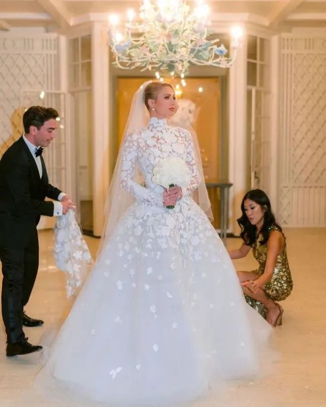 以外,其他都来自alice   olivia帕里斯的"好姐妹"金·卡戴珊也来了