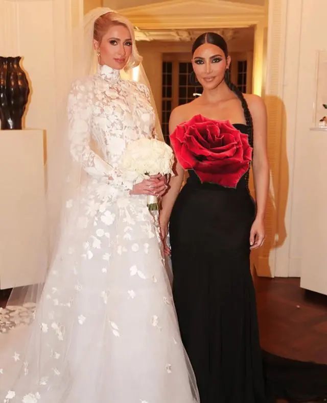 除了帕里斯的妹妹穿了同品牌的礼服以外, 其他都来自alice   olivia