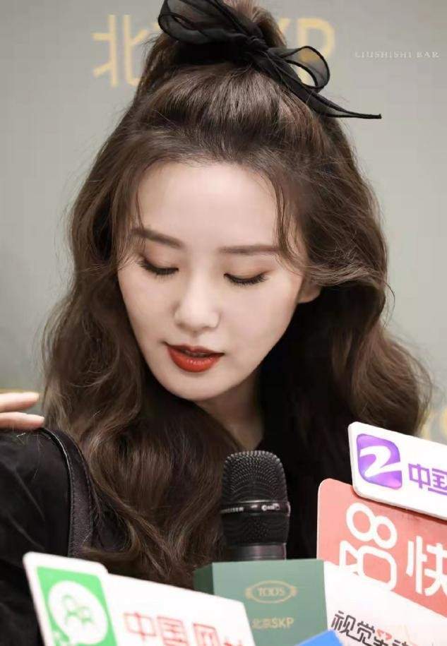 刘诗诗竟然也胖了,罕见丸子头太显幼态感,身段饱满更有女人味了_腾讯