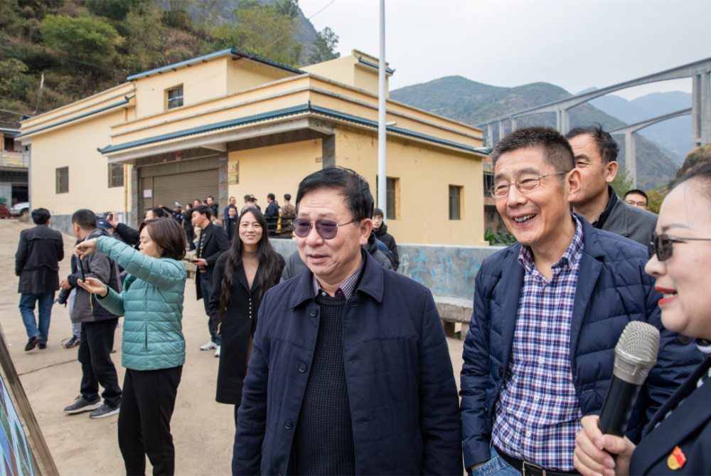 大道昭通中国著名作家交通行采风组到鲁甸采风为鲁甸交通发展点赞