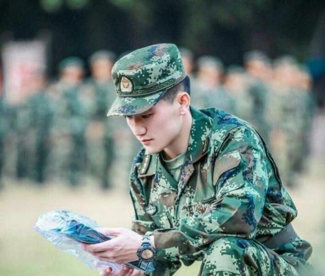 何捷身上的荣誉,数不胜数,他有岭南悍虎的称号,也曾去国外担任反恐