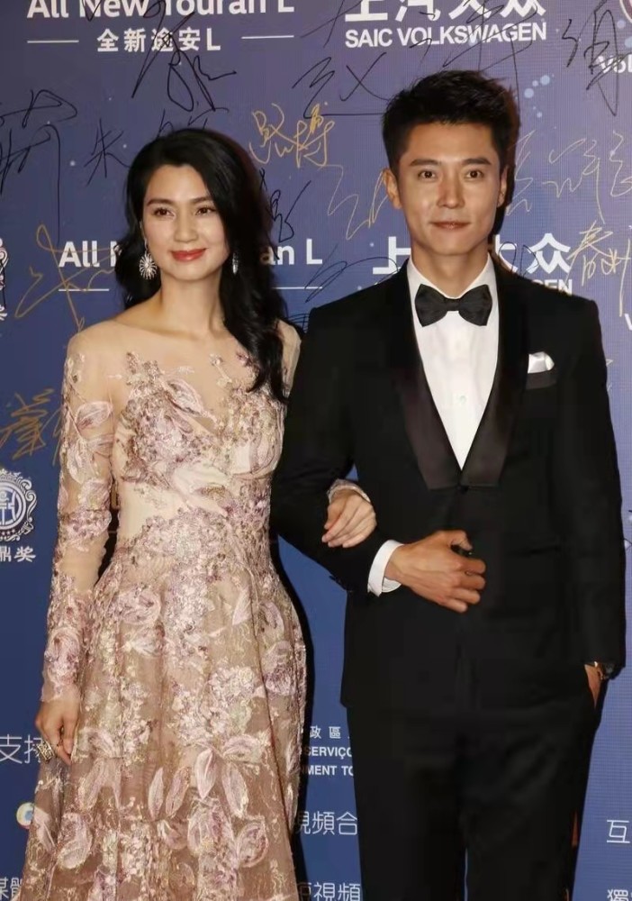 洪欣身穿精致礼服裙与老公张丹峰同框,真的是郎才女貌.正式礼