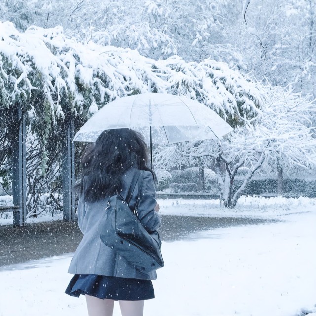 雪地女头要不这样吧等到都城下雪的时候我就告诉你我的答案