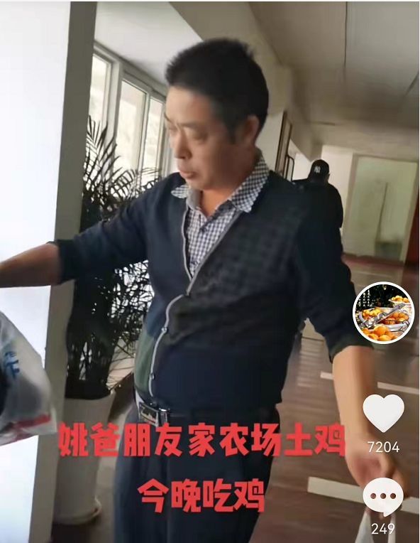 姚师兵的小幸福:老战友从农场送来土鸡,他决定给许妈做个煲鸡汤