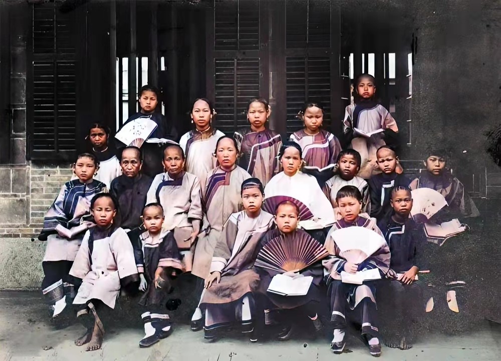 老照片1873年的上海街头打着桐油伞的两名女子长相靓丽