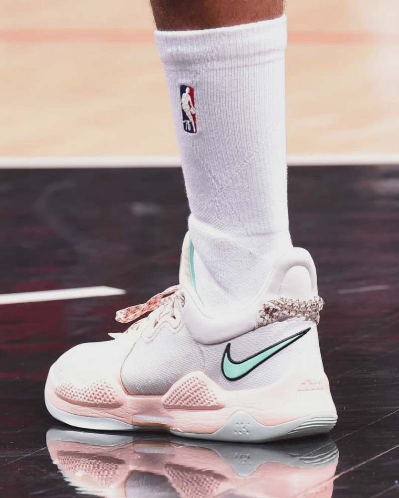 pg5代外型,配色方面采取了一个特别小清新的颜色搭配,鞋面采用了白色