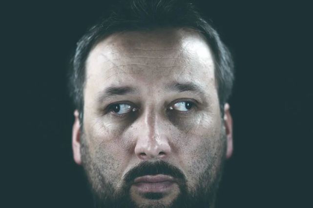 人的两只眼睛为什么没法同时朝不同方向看