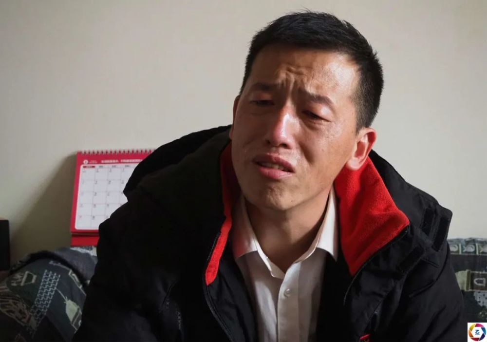 小伙携子北漂求医,父亲去世不能回家奔丧,朝着家乡放声痛哭_腾讯新闻