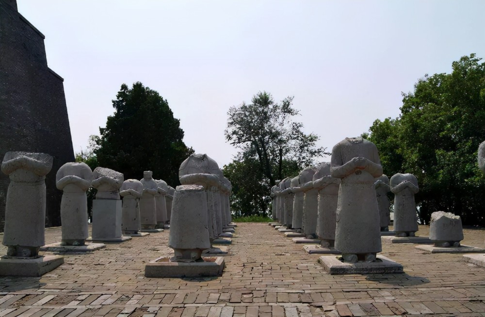 武则天墓的两大谜题一座无字碑和61个无头石人