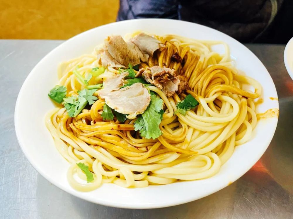 总会一头扎进一家面条店,干扣面,汤面,牛肉面,臊子面,烩面,大肠面