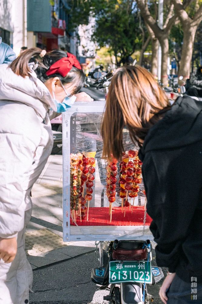 入冬后的郑州,来一根冰糖葫芦