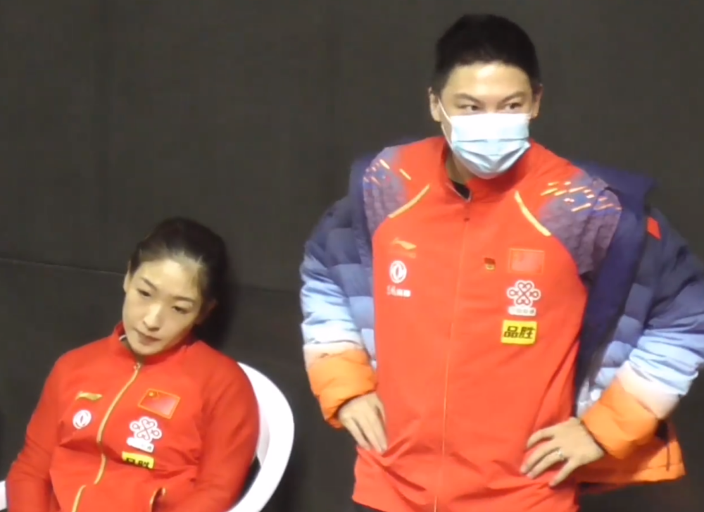 刘诗雯双手握住马龙的手举手摇晃向师哥撒娇陈玘给刘诗雯让座