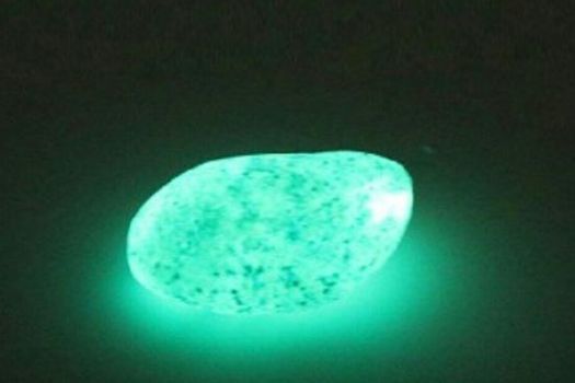 真假夜明珠之谜,小伙捡到发光石头,专家鉴定后大吃一惊_腾讯新闻