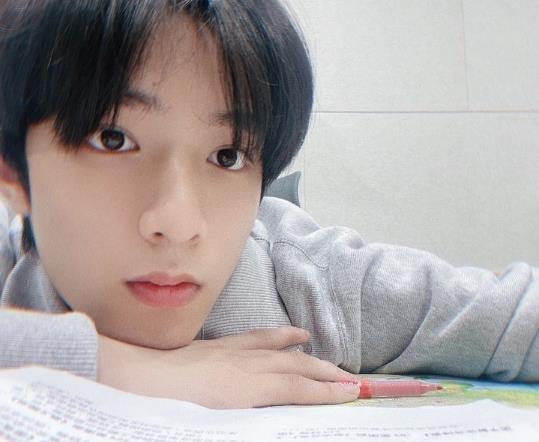 刘耀文回校上课穿白色校服站教室门口素颜太帅引起同学围观